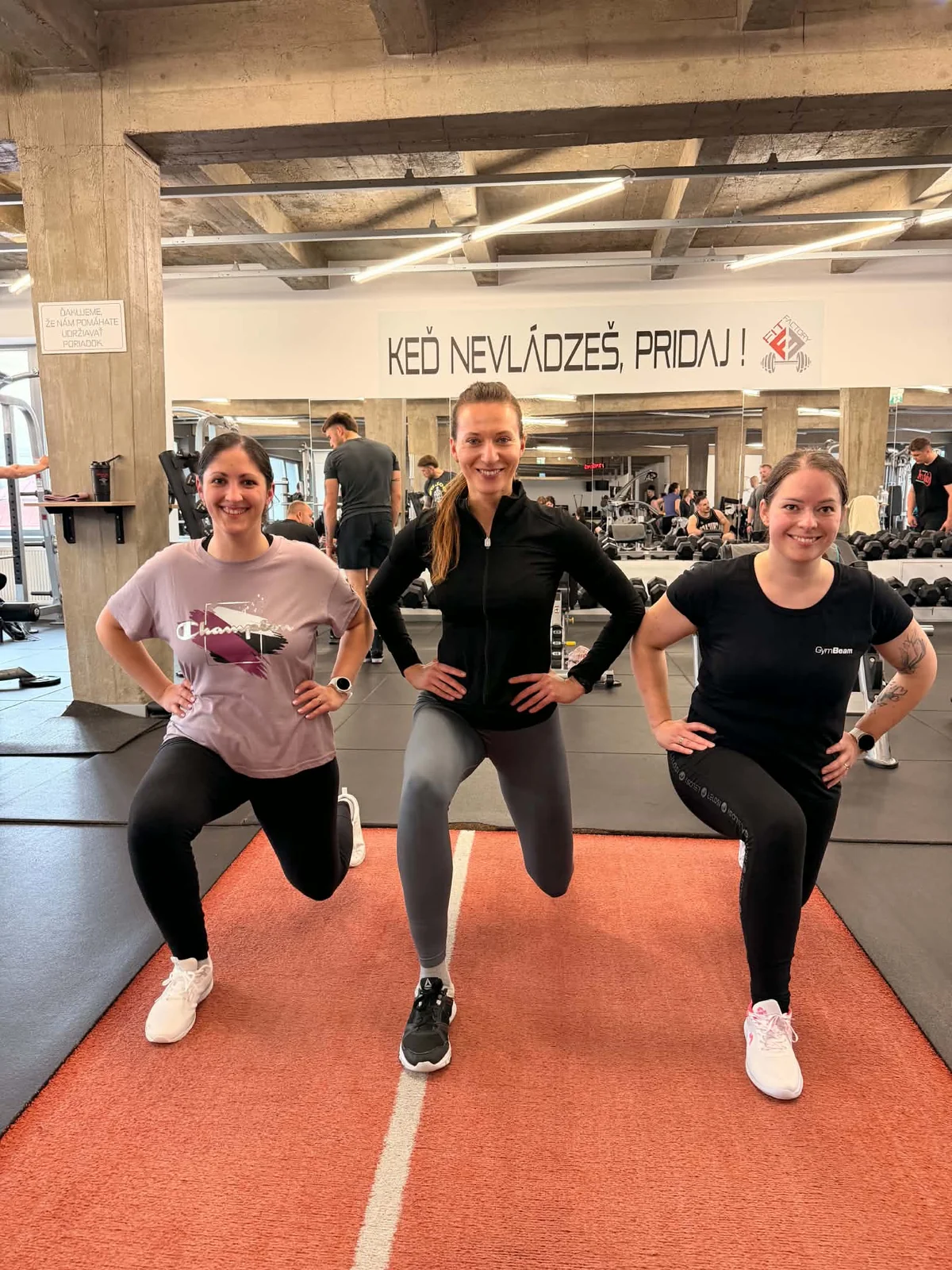 Jana Červeňová s dvoma klientkami vo výpadoch vo fitness centre Fit Factory LM