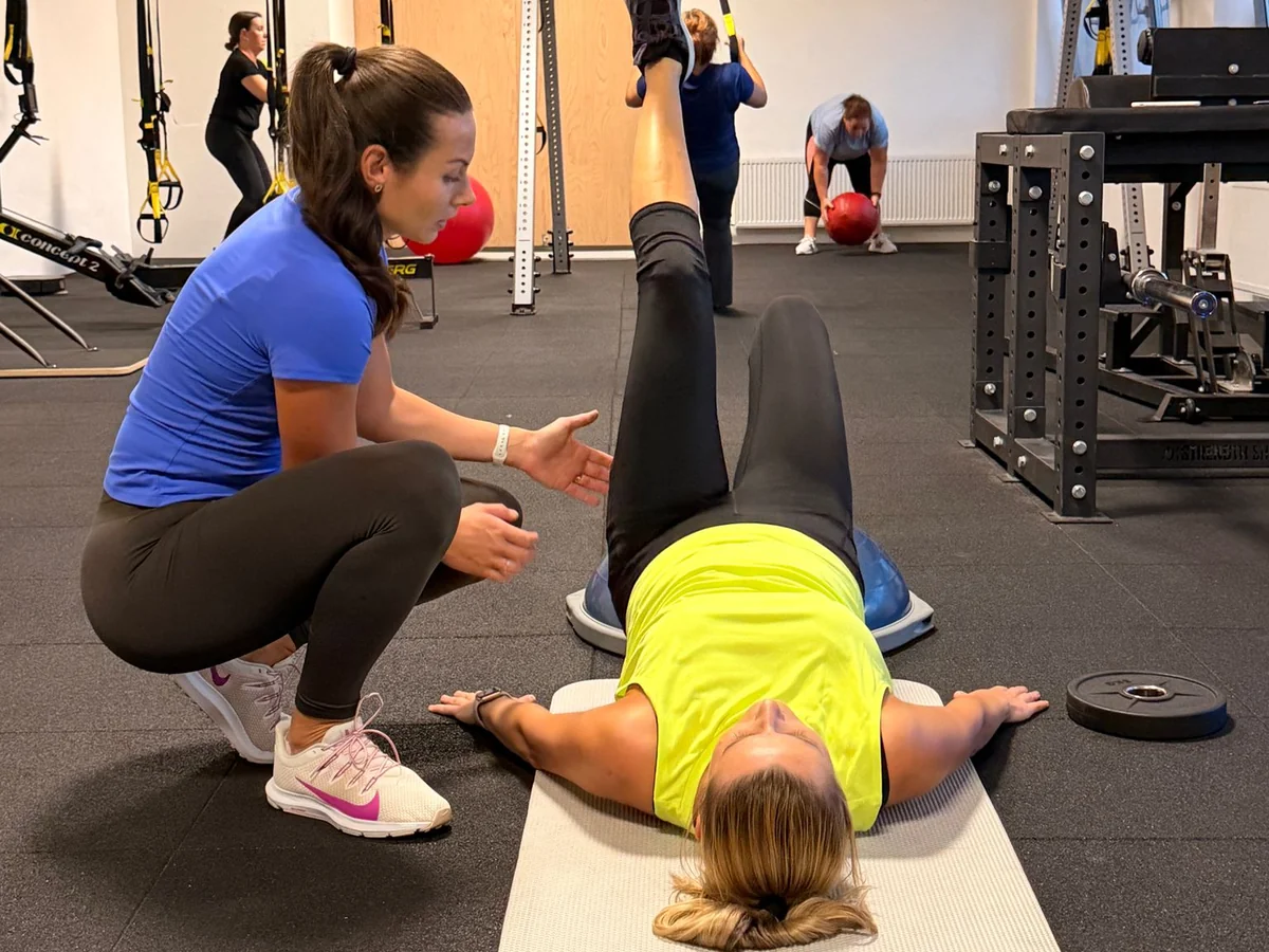 Trénerka Alžbeta Čujková opravuje techniku klientke počas skupinového tréningu FIT LADIES vo Fit Factory LM