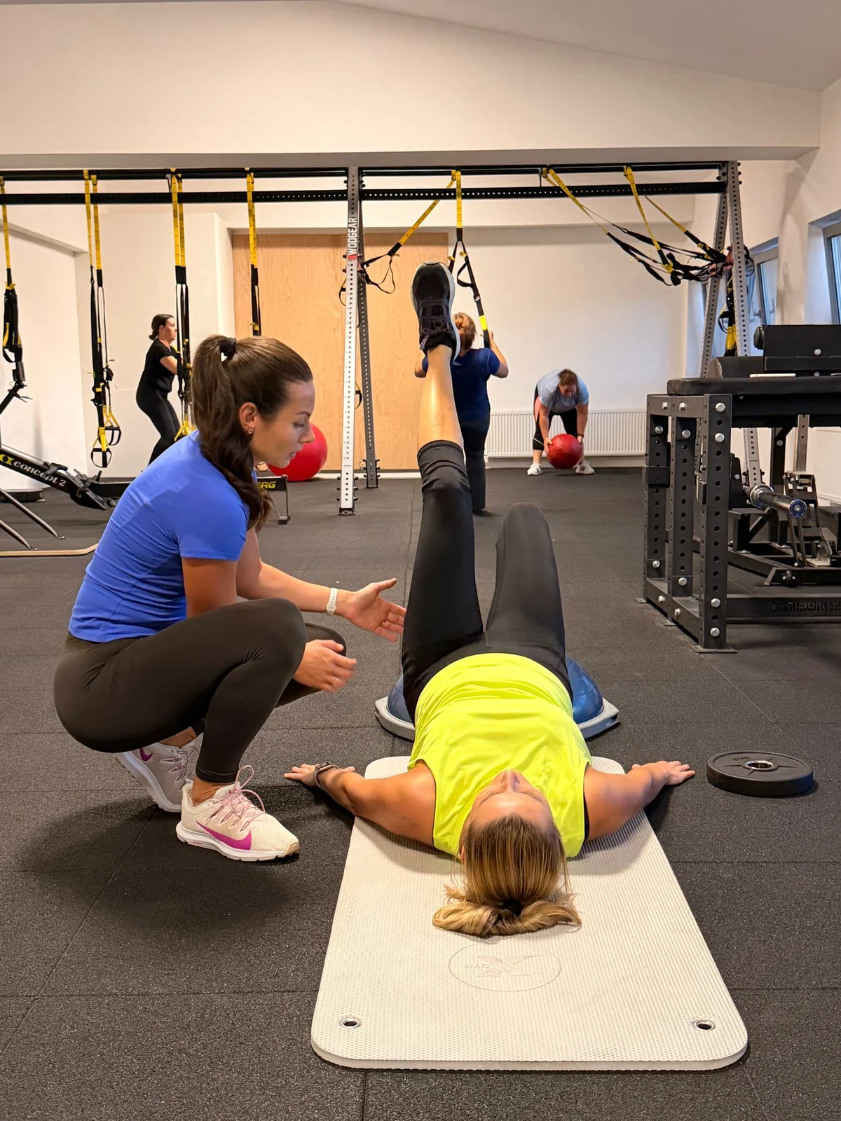 Trénerka Alžbeta Čujková opravuje techniku klientke počas skupinového tréningu FIT LADIES vo Fit Factory LM