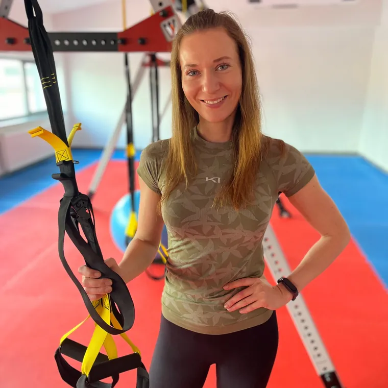 Jana Červeňová pri TRX popruhoch v telocvični