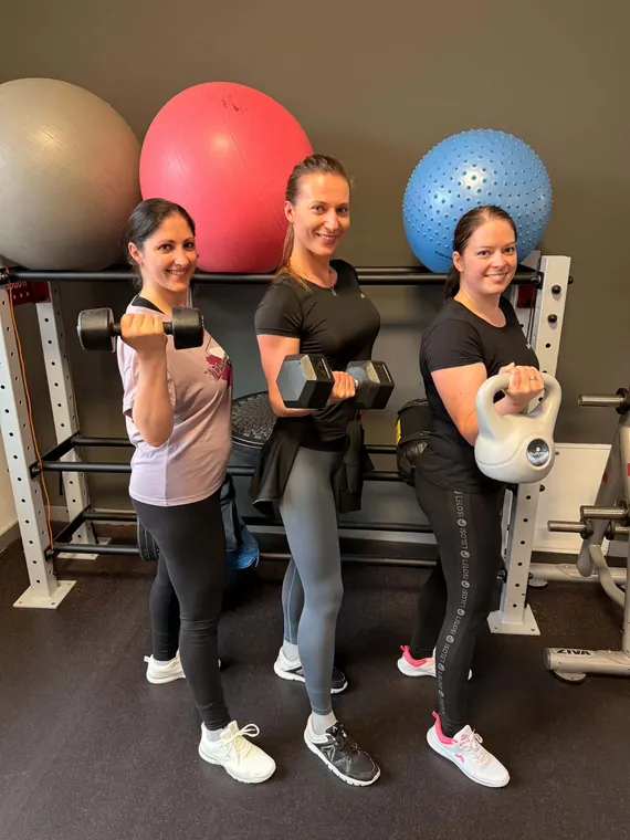 Klientky cvičia s jednoručkami a kettlebellom