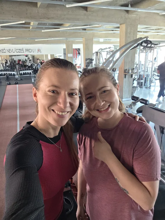 Trénerka s klientkou vo fitness centre
