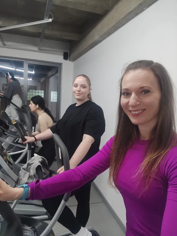 Jana Červeňová s klientkou pri kardio tréningu