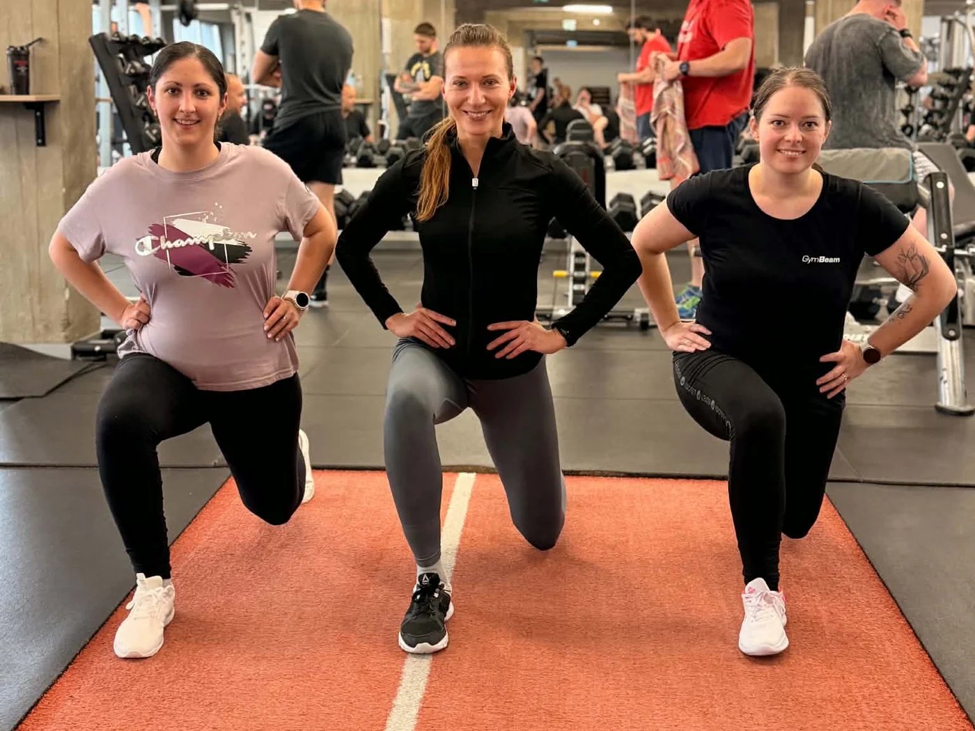 Jana Červeňová s dvoma klientkami pri výpadoch vo fitness centre