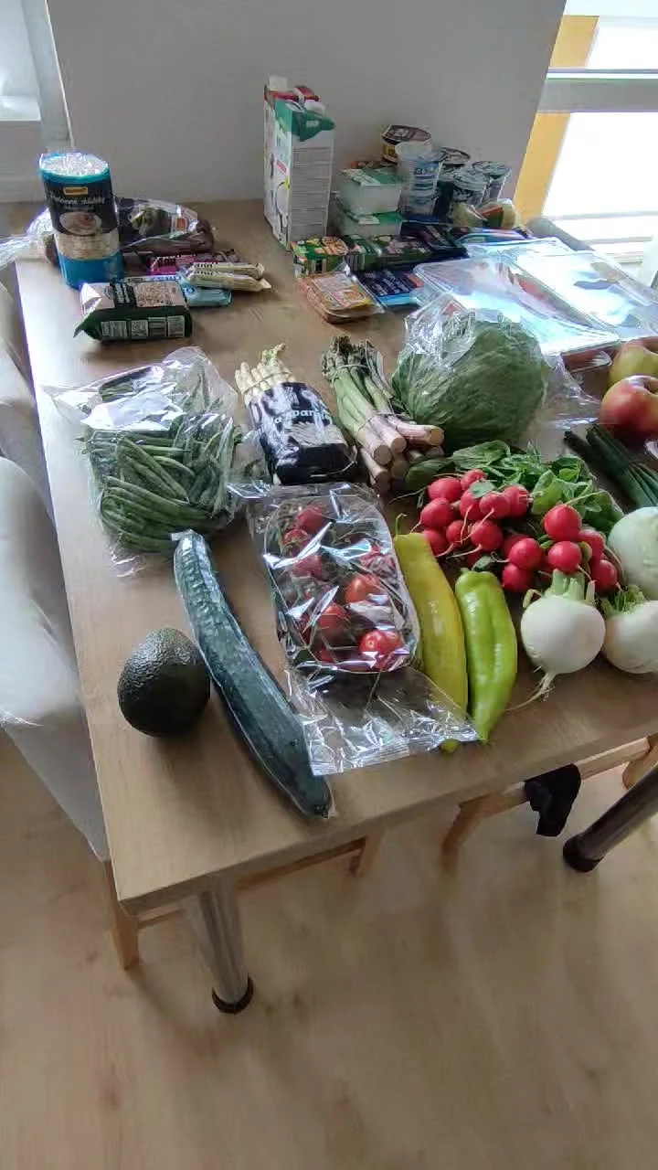 Čerstvá zelenina, ovocie a bielkovinové potraviny na stole